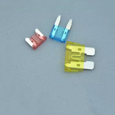 cầu chì Great Wall Motors Cầu Chì Fengjun 5C20C30 Chói Mắt Ling Ao Gấu Mát C70C50 Bật Lửa Thuốc Lá Nhỏ 15A Chèn cau chi cầu chì 20a