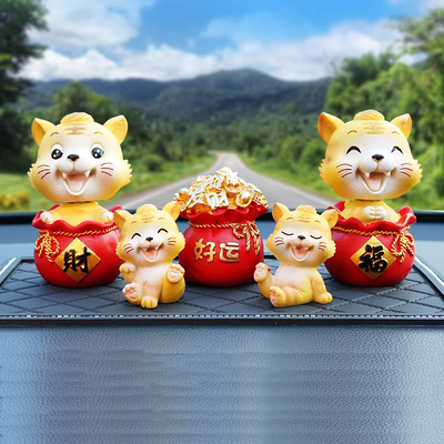 Xe Little Tiger gắn trên ô tô 2021 Vật tư trang trí bảng điều khiển trung tâm mới Bộ sưu tập hoàn chỉnh của Năm con hổ Trang trí nội thất ô tô miếng lót ghế gỗ