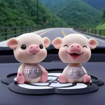 Trang sức xe trang trí trang trí làm rung chuyển đầu của chiếc xe lợn, màu đỏ bên trong, trang trí xe hơi cao cấp dễ thương trải sàn da ô tô thảm taplo da