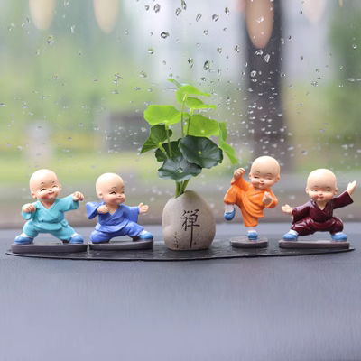 Đồ trang trí xe hơi sáng tạo trong xe đu bốn nhà sư không nhỏ búp bê dễ thương đồ trang trí xe hơi đồ trang trí xe hơi thước lái xe ô tô volang oto